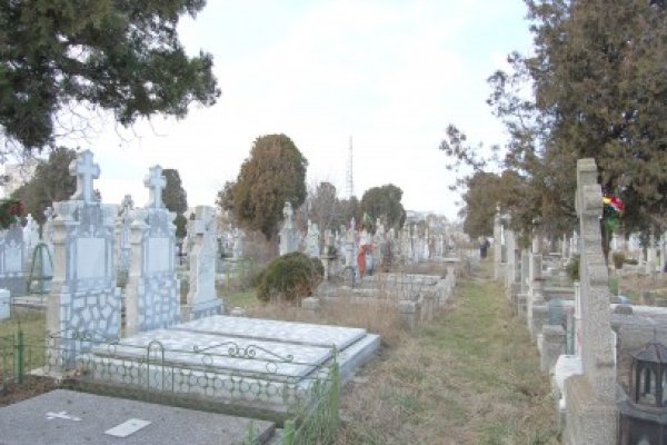 Ţiganii din Ovidiu au devastat cimitirul vechi, furând crucile de pe morminte